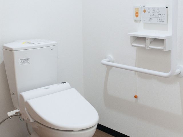 バリアフリートイレ トイレ 清潔で広々としたトイレは、手すりが設置されており、安心して使用できます。