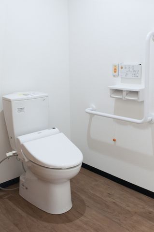 バリアフリートイレ トイレ 清潔で広々としたトイレは、手すりが設置されており、安心して使用できます。