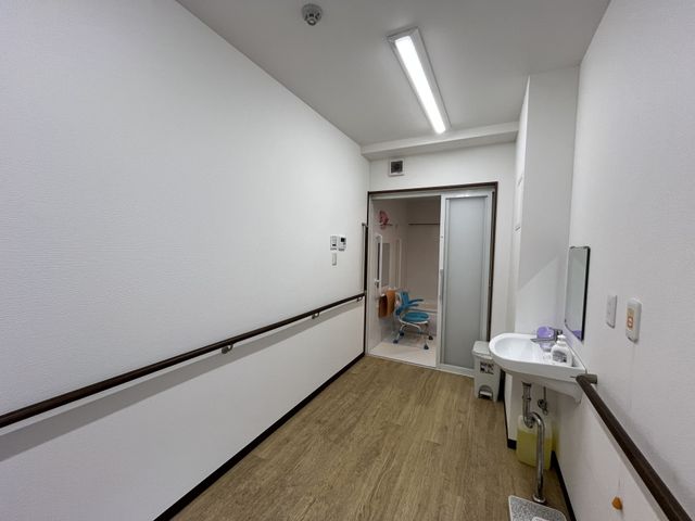清潔感のある廊下 廊下 手すり付きで安全に配慮された通路は、移動しやすく快適です。また、清潔で明るい印象を受けます。