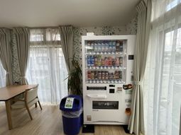 明るいスペースの自販機