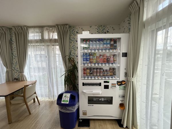 明るいスペースの自販機