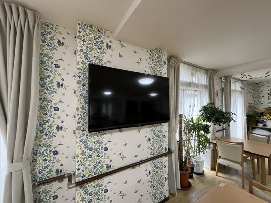 壁掛けテレビのあるリビング