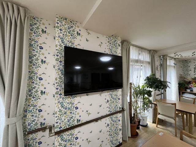 壁掛けテレビのあるリビング リビング 自然光がたっぷり入るリビングは、壁に花柄のアクセントがあり、落ち着いた雰囲気です。
