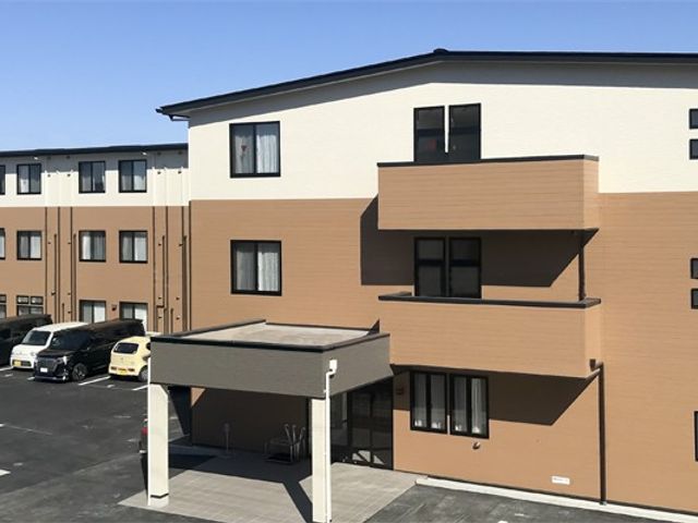 建物外観 外観 落ち着いた色合いの外観が、温かい雰囲気を醸し出しています。駐車スペースも広々としています。