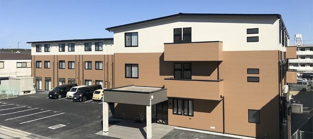 建物外観 外観 落ち着いた色合いの外観が、温かい雰囲気を醸し出しています。駐車スペースも広々としています。