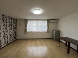 家具付きの明るい居室