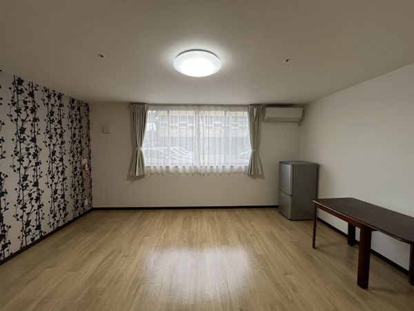 家具付きの明るい居室
