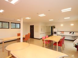 明るい照明のレクリエーション室