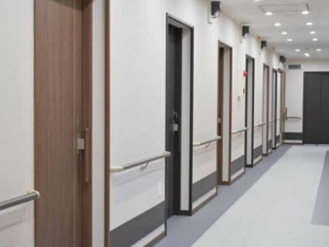清潔感のある施設の廊下 廊下 手すり完備の広くて明るい廊下です。移動のしやすさを考慮した設計になっており、快適な環境を備えています。