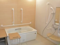 バリアフリー設計の浴室