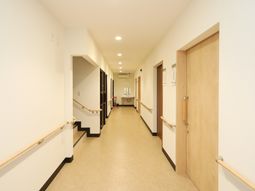 明るく清潔な廊下
