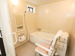 バリアフリー設計の浴室