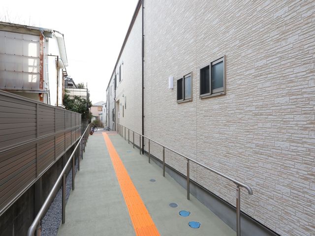 整備されたバリアフリー廊下 通路 安全に配慮された広々とした廊下は、移動のしやすさを考慮して設計されており、ゆとりをもって業務が行えます。