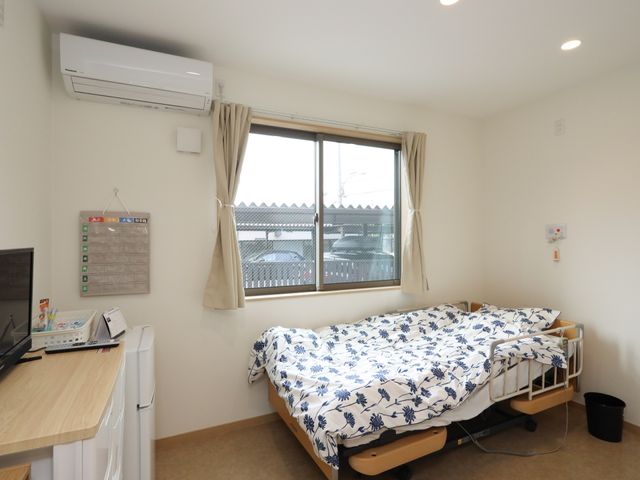 快適な居室の一例 居室 明るく清潔な個室です。プライバシーが保たれながら、快適な生活空間が提供されています。