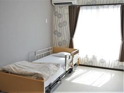 清潔な居室のベッド