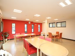 赤い壁が印象的な食堂