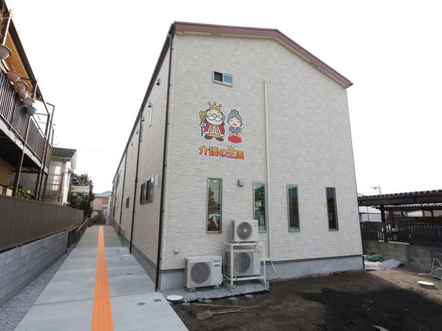 外観の建物と看板 外観 清潔感のある外観と、分かりやすい看板が目印です。明るく開放的な雰囲気が迎えてくれます。