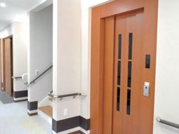 清潔な廊下と木製扉