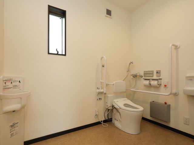 バリアフリー対応トイレ トイレ 手すり付きで安全を配慮したトイレ空間です。使いやすさを考慮した設計で、快適にご利用いただけます。