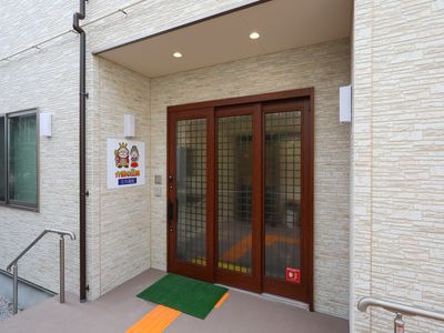 エントランス外観と看板