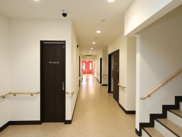 廊下の明るい空間 廊下 広々として清潔感のある廊下は、職員と入居者が安全に行き来できる設計です。手すりが整っており、歩行のサポートをします。