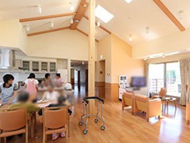 自然光の明るい広間 リビング 広々としたリビングで、自然光が降り注ぎ、居心地の良い空間です。車椅子の方も移動しやすい設計です。