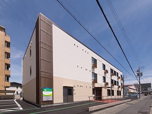 白い壁の建物外観