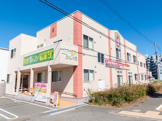 日差しが明るい建物外観
