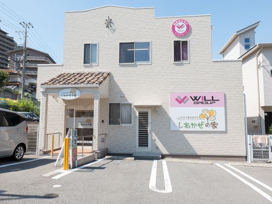 明るい外観のエントランス