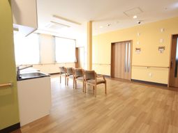 明るい待合室の空間