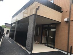 モダンな建物のエントランス