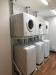 清潔な洗濯機並ぶ部屋