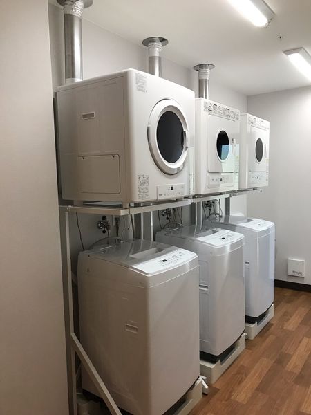 清潔な洗濯機並ぶ部屋