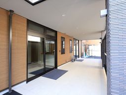 明るいエントランス風景