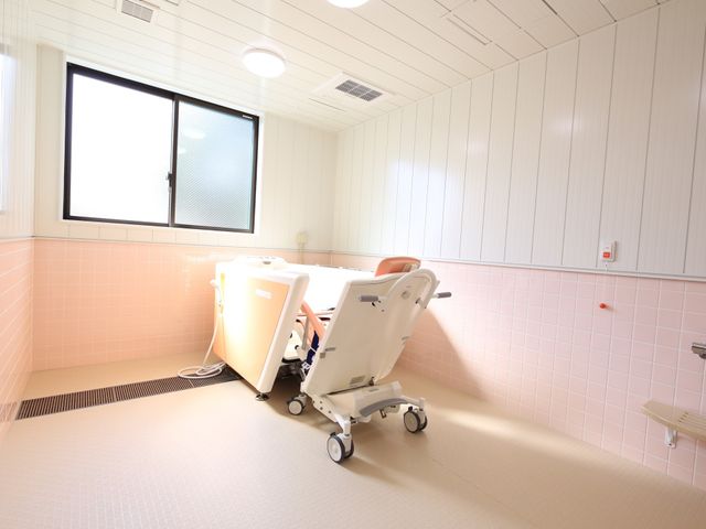 明るく清潔な浴室 床に滑りにくい素材を使用した、安全性に配慮された浴室です。手すりや広々としたスペースが確保され、快適にご利用いただけます。