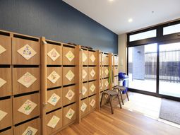 玄関ロッカーとイス