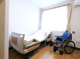居室内のベッドと車椅子