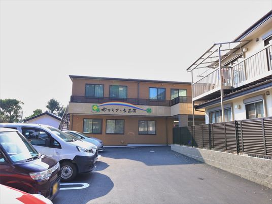 穏やかな外観の施設建物