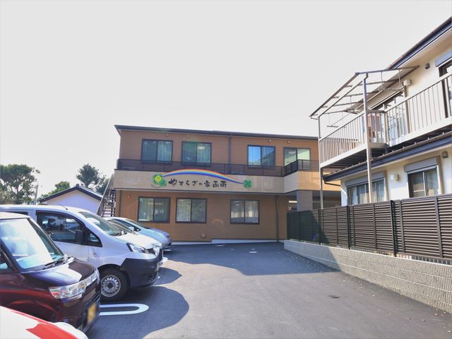 穏やかな外観の施設建物