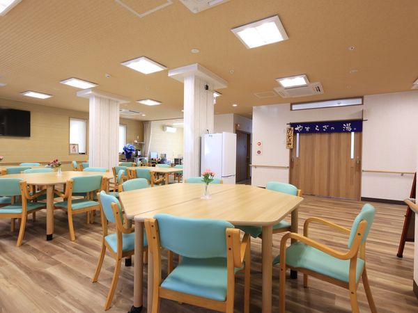 テーブルと椅子の並ぶ部屋
