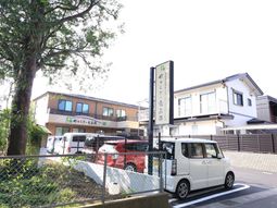 外の看板と建物