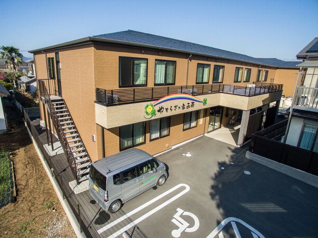 明るい外観の建物 ゆったりとしたデザインのエントランスが迎える施設です。手厚いサポートと温かいコミュニティがここにあります。