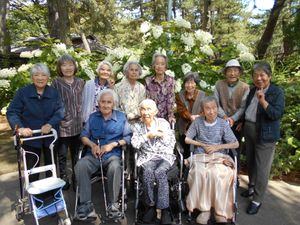 中庭で笑顔の高齢者集合