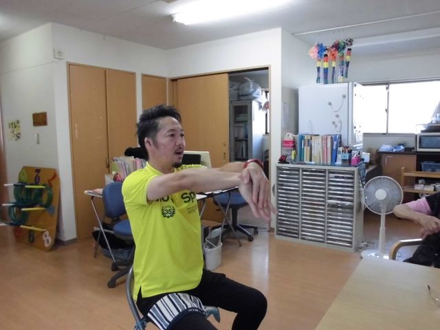 リハビリ活動中の部屋 明るく広々とした部屋で、スタッフが積極的なリハビリ指導を行っています。皆様もこのように活気ある環境でのお仕事に興味はありませんか？