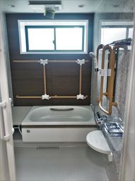 バリアフリー設計の浴室