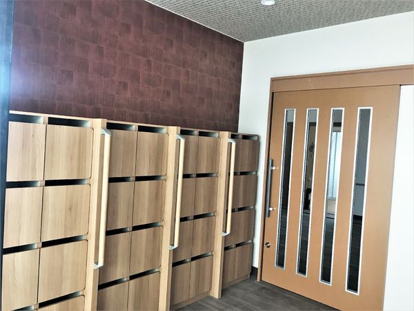木目調のロッカーが並ぶ部屋
