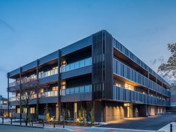 モダンな建物の外観