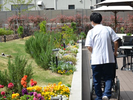 庭園を歩くスタッフ