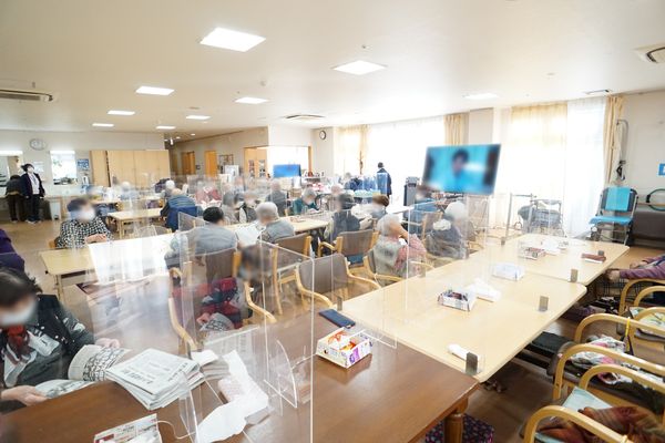明るく広々とした食堂