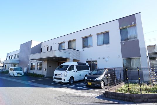 施設の外観と駐車場